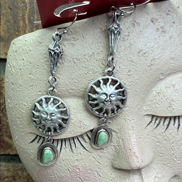 Sun silver tone Dangle Earrings with green accents - Picture 1 of 4